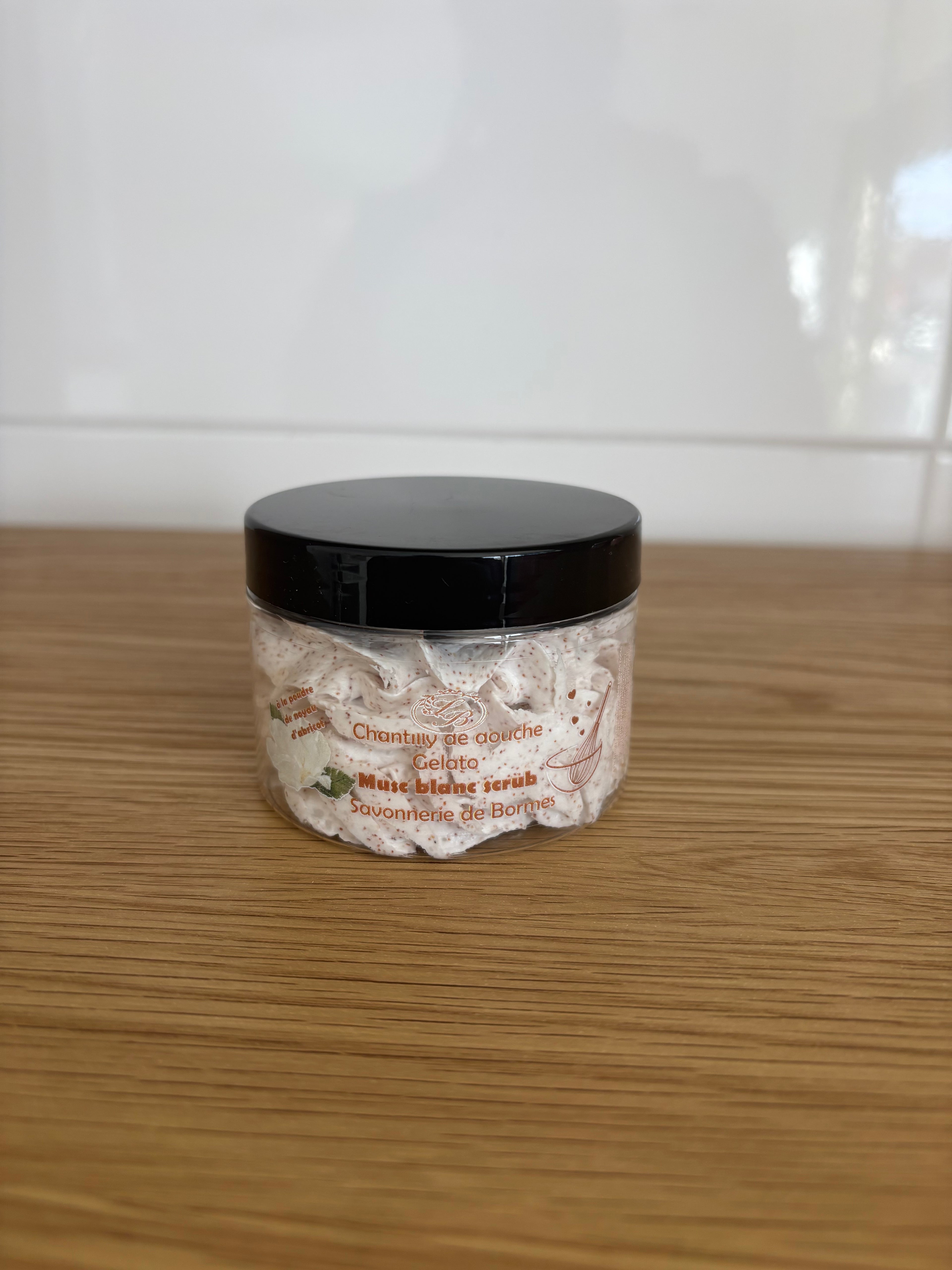 Chantilly de douche exfoliante au Musc blanc